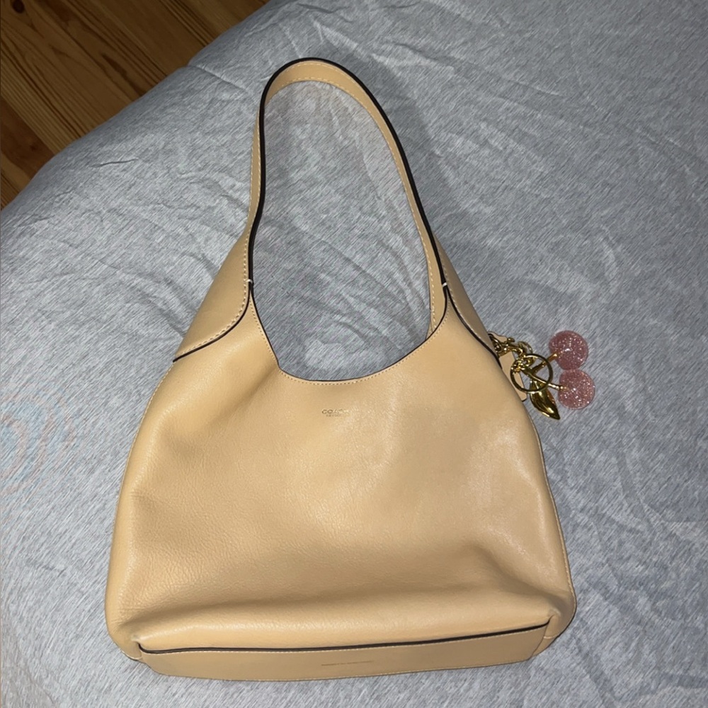 Chic Tan Leather Shoulder Bag
